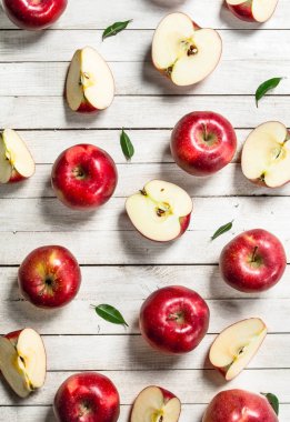 yaprakları taze kırmızı elmalar.