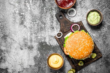 Gelen sebze ve çeşitli soslar ile sığır eti taze burger.