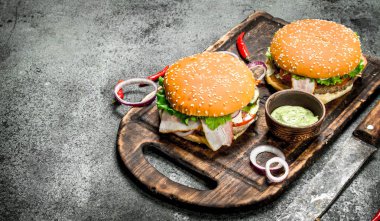 Gemide bir bıçakla taze Dana Burger.