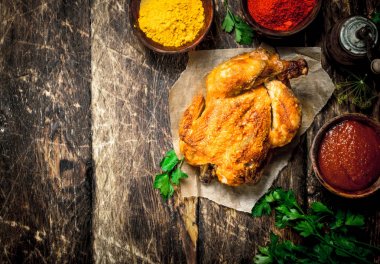 Sos ve baharatlı kızarmış tavuk..