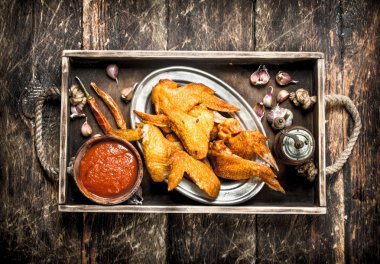 Soslu tavuk kanadı füme.