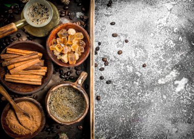 Kahve arka plan. Şeker, tarçın ve kahve çekirdekleri ile Türkçe kaynaklı kahve.