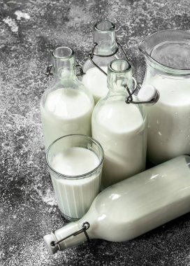taze süt. Rustik arka plan üzerinde.