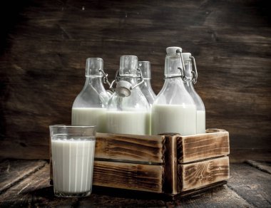 Bir kutu içinde taze süt şişeleri.