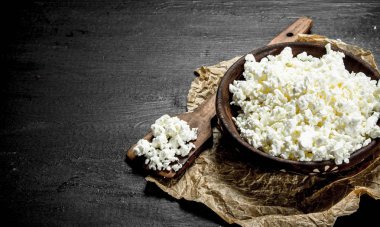 bir kase taze peynir.