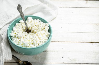 Süzme peynir bir kase taze süt.