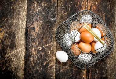 Taze yumurta bir örgü çanta.