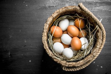 Tahta bir kova tavuk yumurtası.