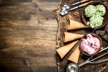 Taze meyve dondurma waffle cups ile.