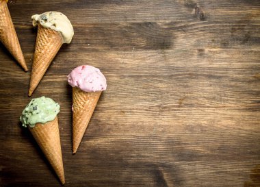 Farklı meyve dondurma waffle bardak.