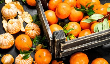 Bir kutu içinde taze mandalina.