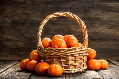 sepet içinde olgunlaşmış mandalina.