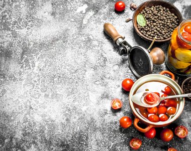 Baharat ve seamer bir kase turşusu domates.