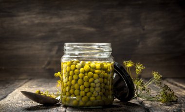 Cam kavanoz turşu yeşil bezelye.