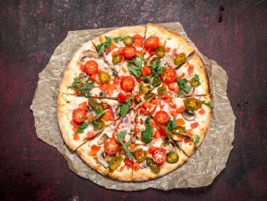 taze pizza domates ve yeşillik ile.