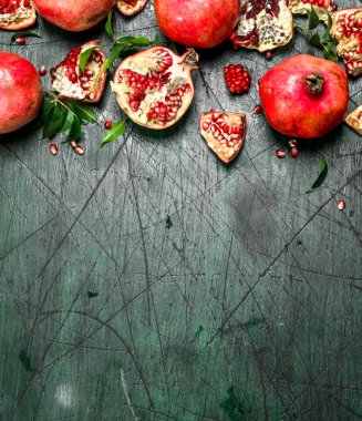 yaprakları ile olgun nar.