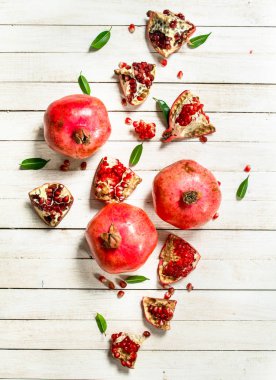 yaprakları ile olgun nar.