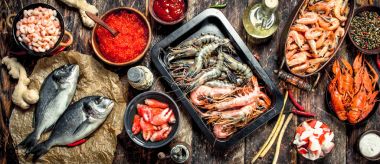 Farklı deniz ürünleri karides ve kırmızı havyar ile.