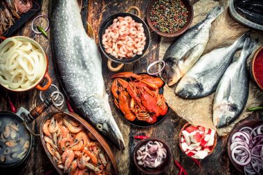 Farklı taze deniz ürünleri.