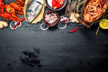 Çeşitli taze deniz ürünleri.