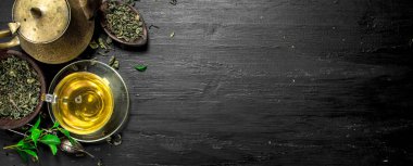 güzel kokulu yeşil çay yaprakları ile.