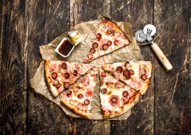 Baharatlı et sosis ve peynir pizza.