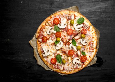 Pastırma, domates, zeytin ve Yeşiller ile taze pizza.