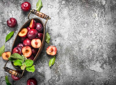 Olgun erikler bir kasede.