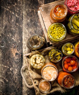 Yemek sebze ve mantar eski bir tepsi ile korur.