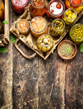 Yemek sebze ve mantar eski bir tepsi ile korur.