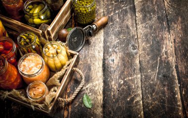 Çeşitli korunmuş sebze ve mantar seamer ve baharat ile.