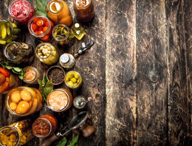 Çeşitli korunmuş sebze ve mantar seamer ve baharat ile.