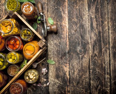 Sebze seamer ile cam kavanozlara korunmuş.