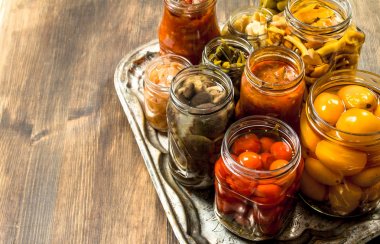 Mantar ve meyveleri çelik tepside.