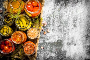 Sebze mantar eski bir tepsi ile korunmuş.