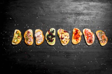 Taze sandviç somon, havyar, pastırma ve sebze ile deniz ürünleri.