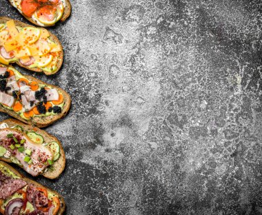 Sandviç et, salam, deniz ürünleri ve taze sebze ile.