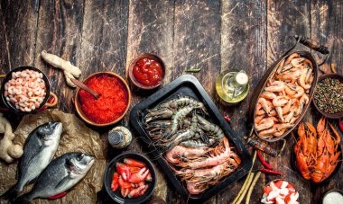 Farklı deniz ürünleri karides ve kırmızı havyar ile.