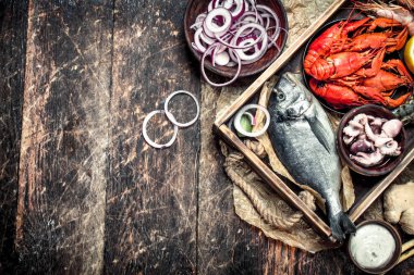 Deniz ürünleri içinde eski bir tepsi.