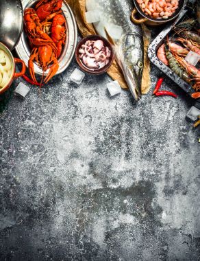 Farklı taze deniz ürünleri.