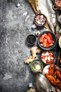 Farklı taze deniz ürünleri.