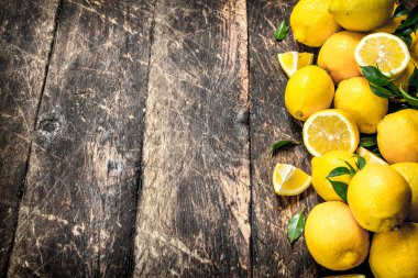 taze limon yaprakları ile.