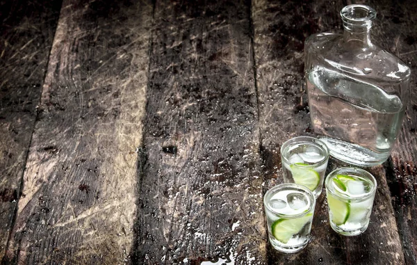 Vodka shots with ice and fresh lime. — Stock Photo, Image