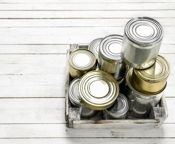 Boîtes de conserve avec de la nourriture dans une boîte . — Photo