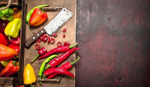 Нарезанный острый перец на старой доске
.