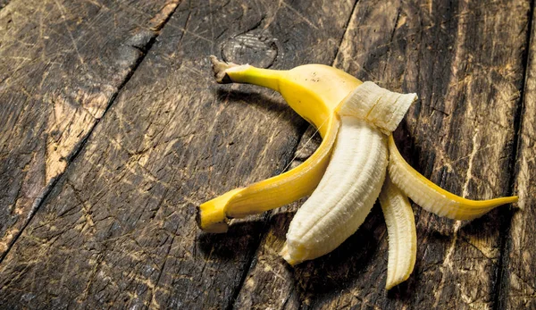 Ripe banana. On wooden background. — Stock Photo, Image