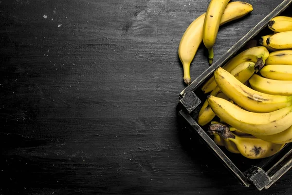 Ripe bananas in an old box. — Stock Photo, Image