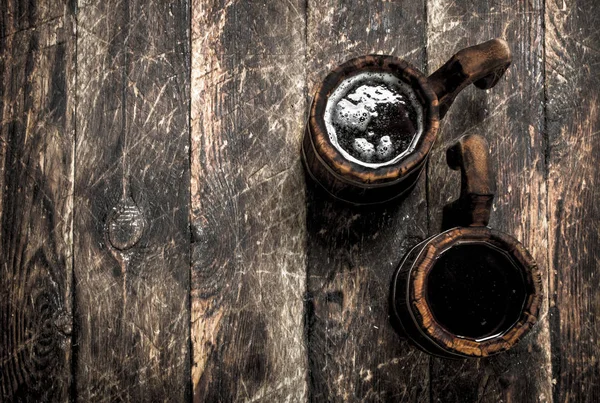Cerveza fresca en una taza de madera . — Foto de Stock