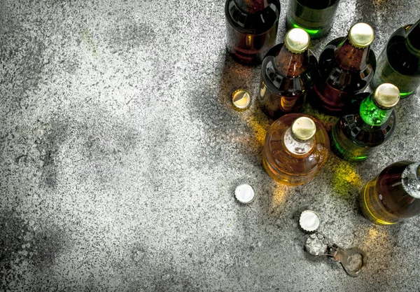 Olika flaskor öl. På rustika bakgrund. — Stockfoto