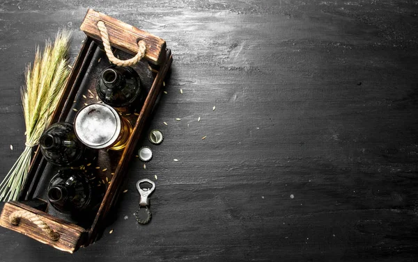 Cerveza fresca en vasos y en una caja vieja . — Foto de Stock